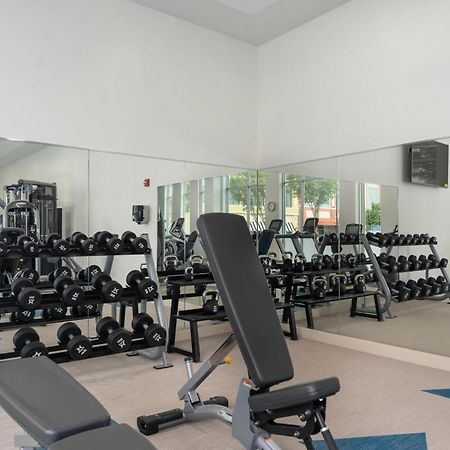 Element Hampton Peninsula Town Center Hotel Bagian luar foto