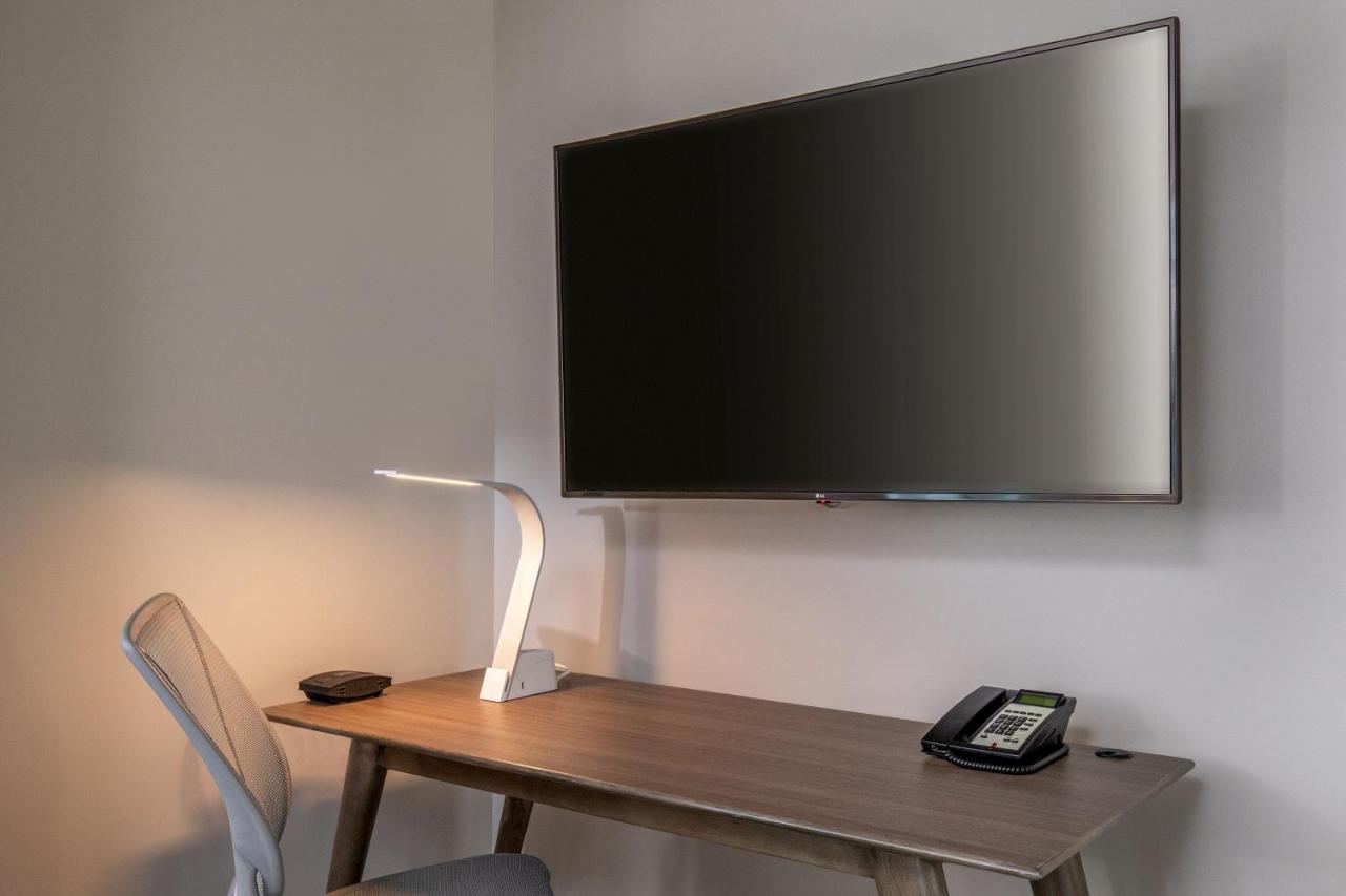 Element Hampton Peninsula Town Center Hotel Bagian luar foto