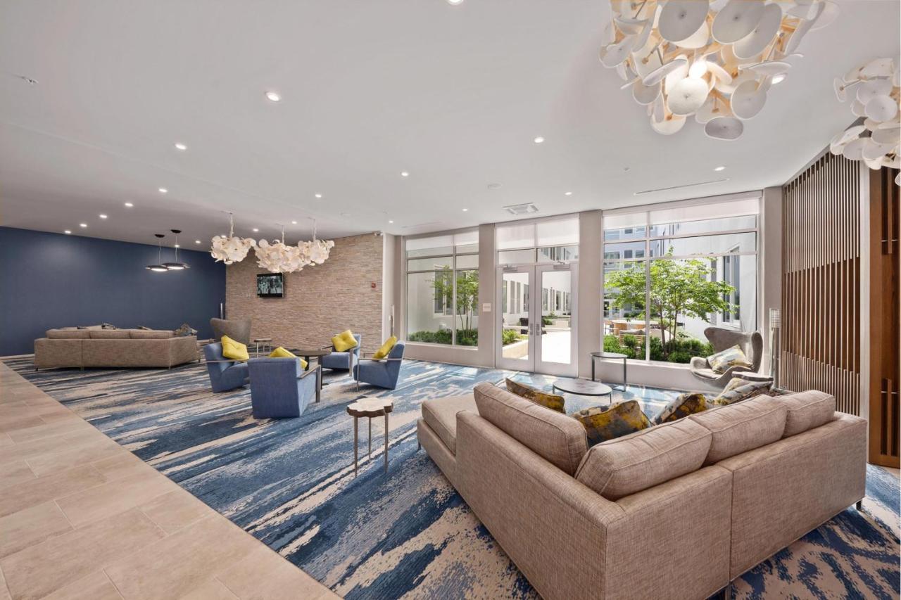 Element Hampton Peninsula Town Center Hotel Bagian luar foto