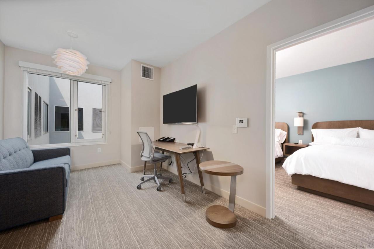 Element Hampton Peninsula Town Center Hotel Bagian luar foto