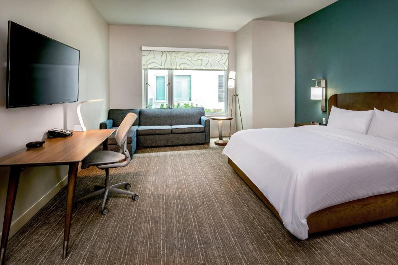 Element Hampton Peninsula Town Center Hotel Bagian luar foto