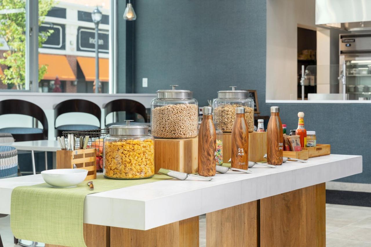 Element Hampton Peninsula Town Center Hotel Bagian luar foto