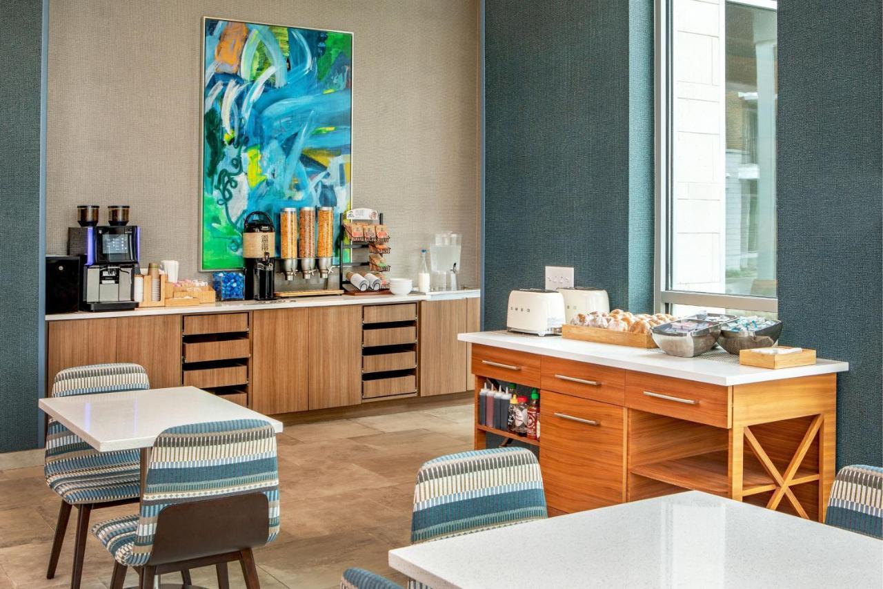 Element Hampton Peninsula Town Center Hotel Bagian luar foto