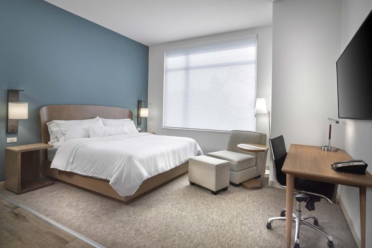 Element Hampton Peninsula Town Center Hotel Bagian luar foto