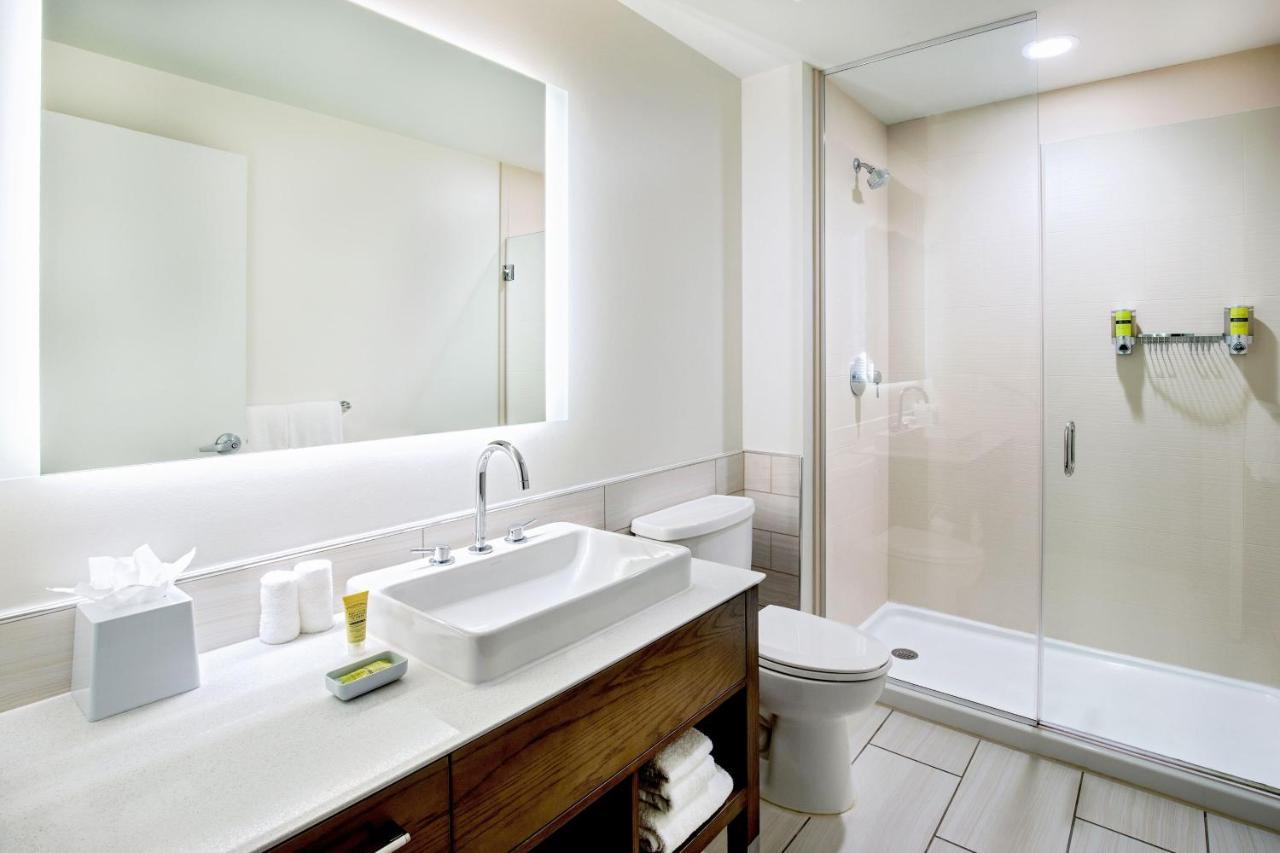 Element Hampton Peninsula Town Center Hotel Bagian luar foto