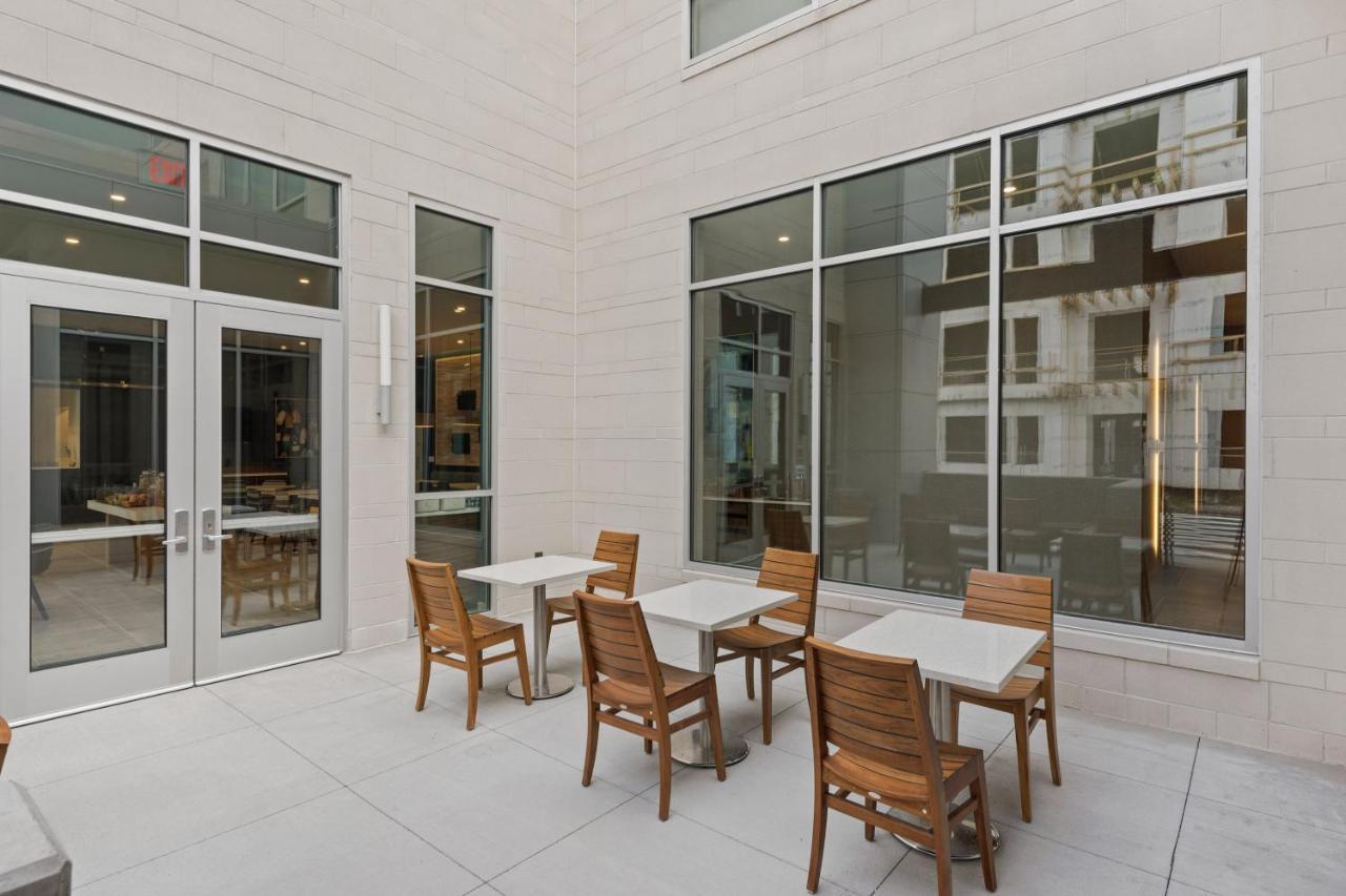 Element Hampton Peninsula Town Center Hotel Bagian luar foto