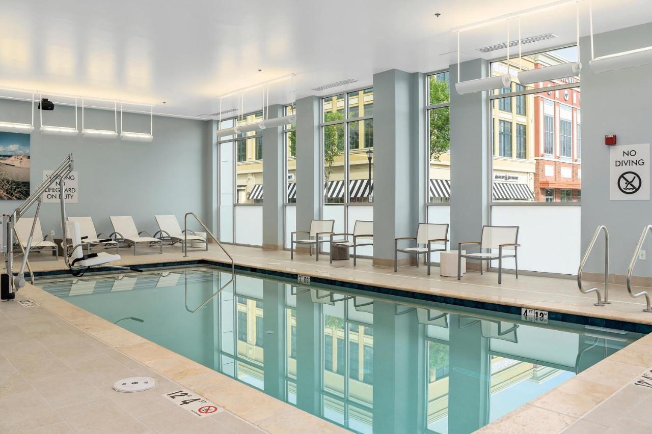 Element Hampton Peninsula Town Center Hotel Bagian luar foto