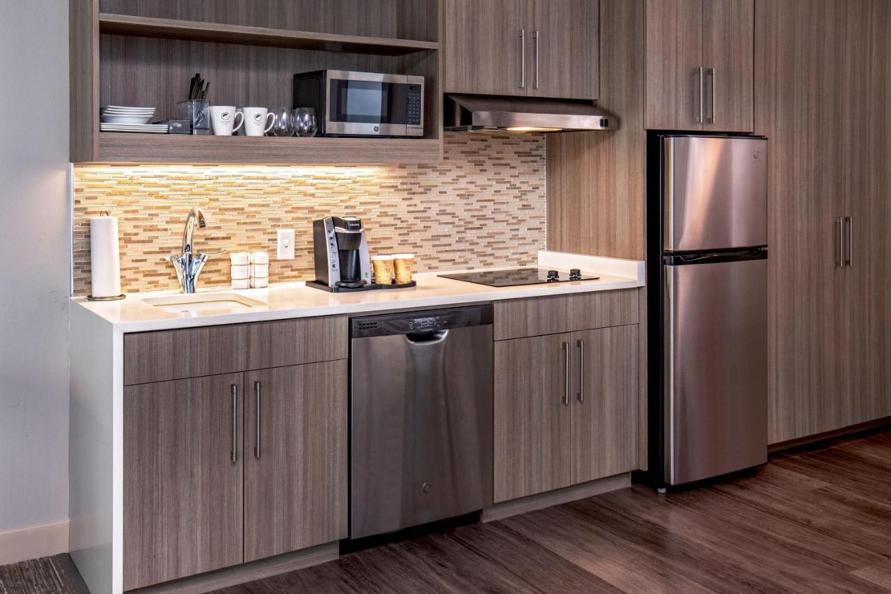 Element Hampton Peninsula Town Center Hotel Bagian luar foto