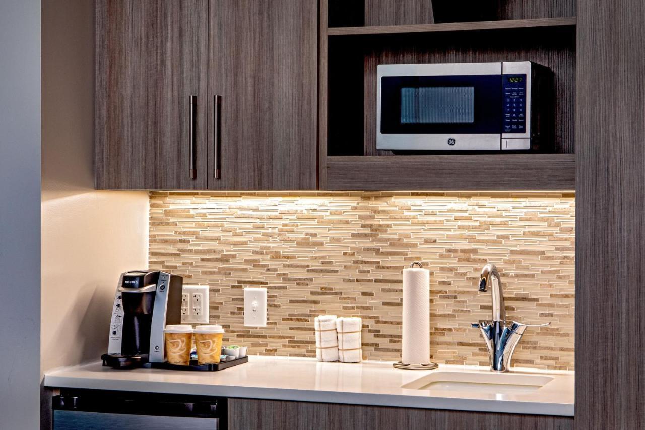Element Hampton Peninsula Town Center Hotel Bagian luar foto