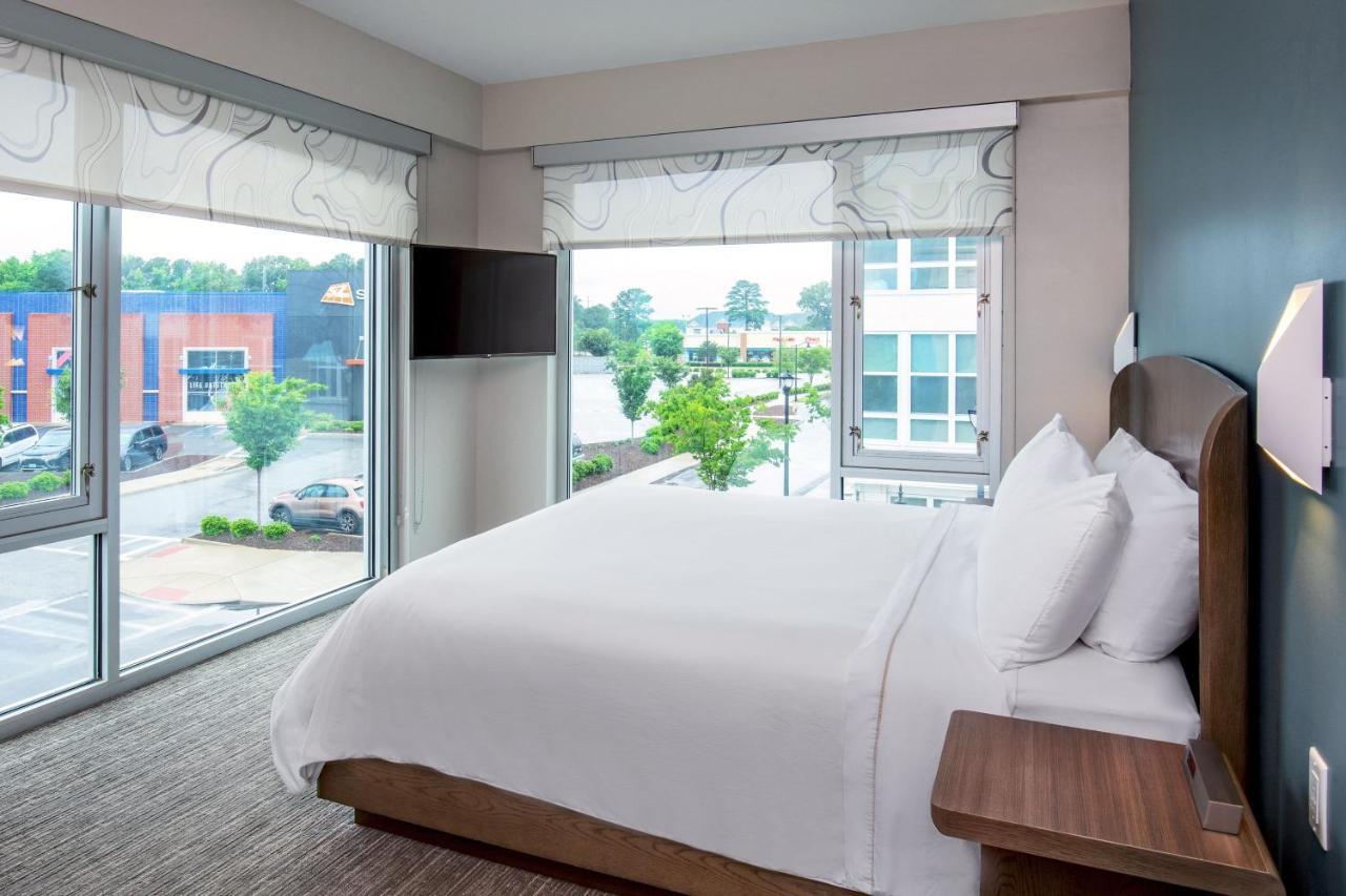 Element Hampton Peninsula Town Center Hotel Bagian luar foto