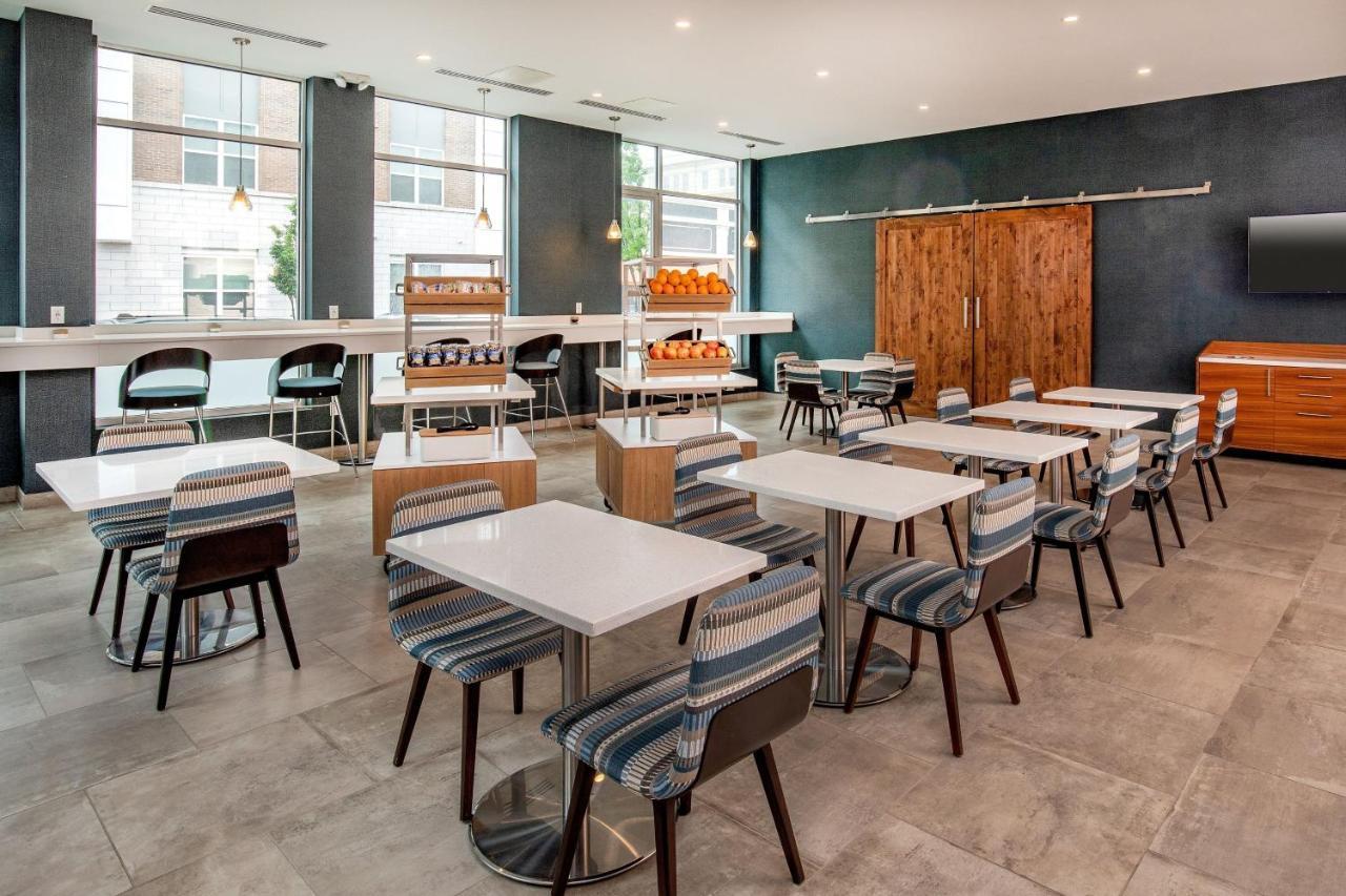 Element Hampton Peninsula Town Center Hotel Bagian luar foto