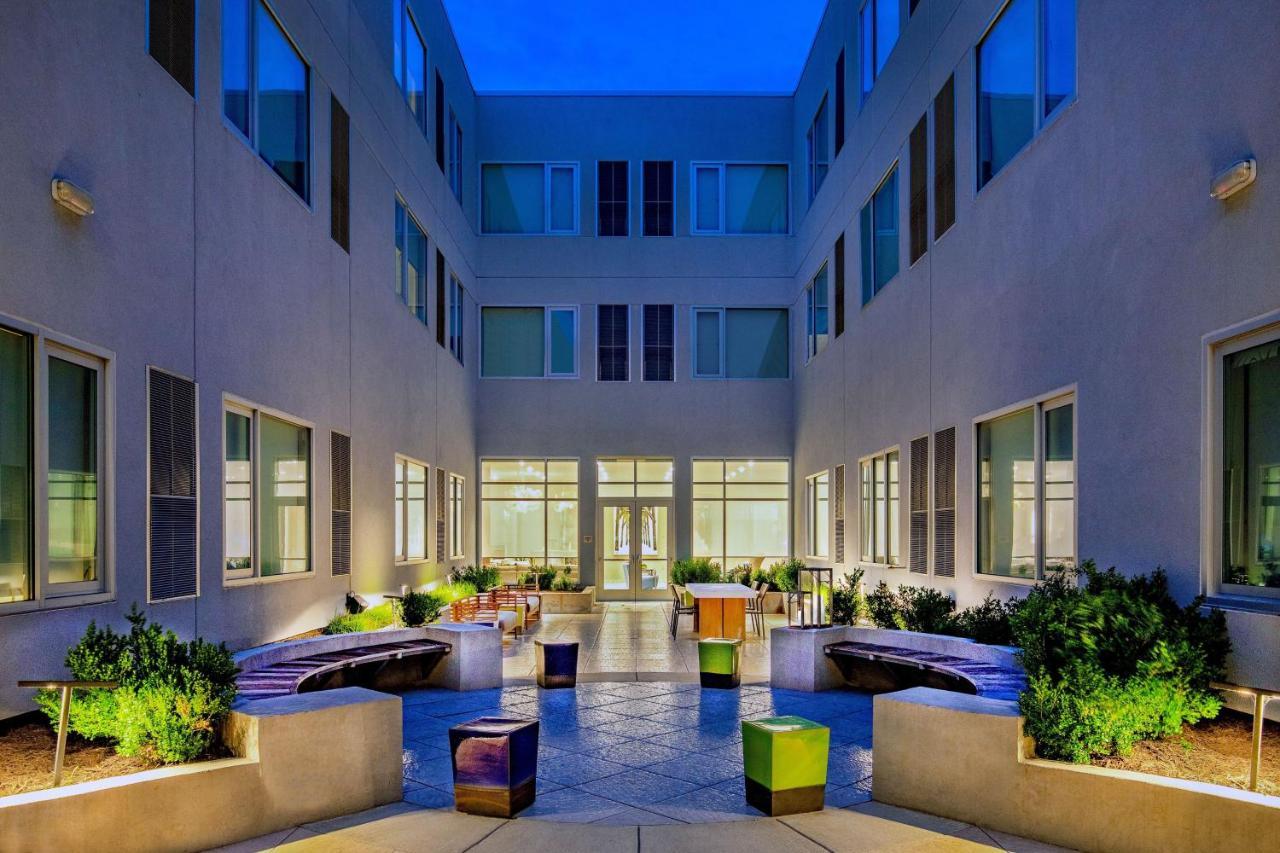 Element Hampton Peninsula Town Center Hotel Bagian luar foto