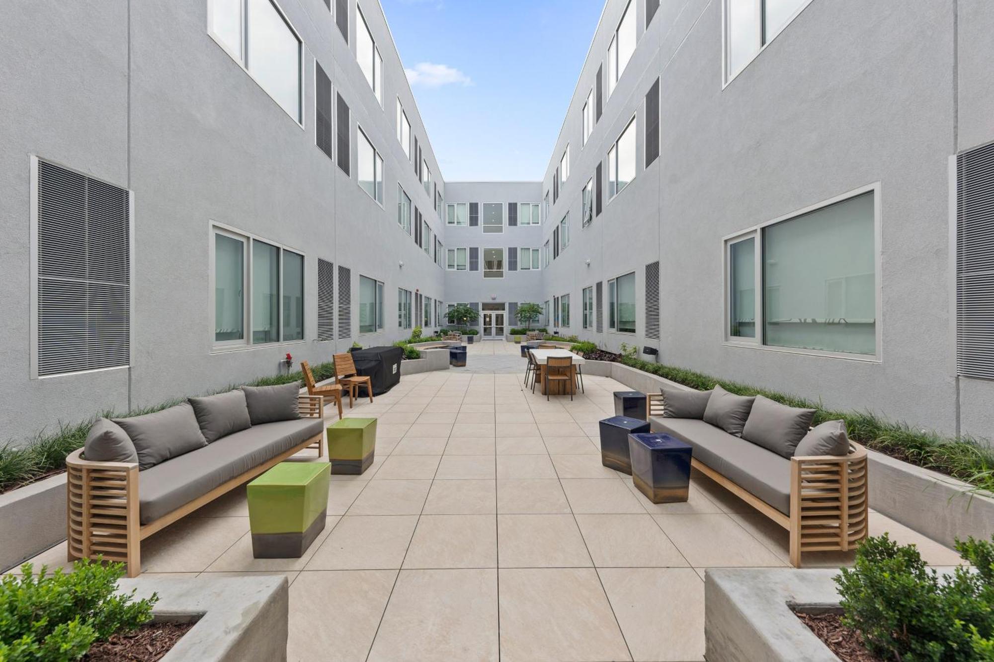 Element Hampton Peninsula Town Center Hotel Bagian luar foto