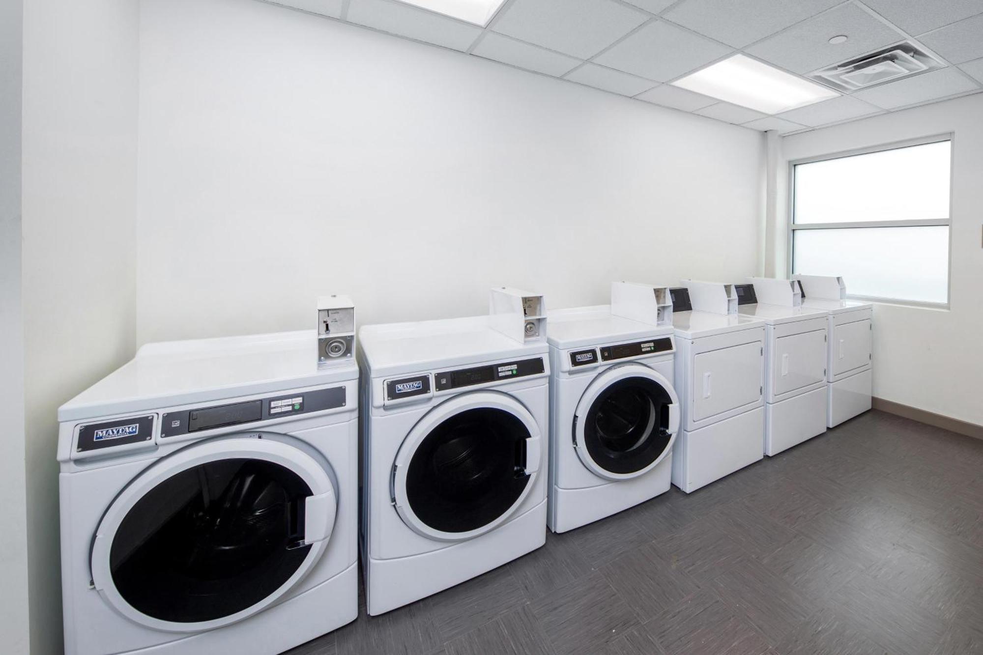 Element Hampton Peninsula Town Center Hotel Bagian luar foto
